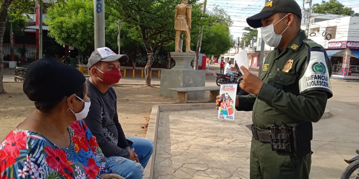 Policía realizando la campaña. cortesía