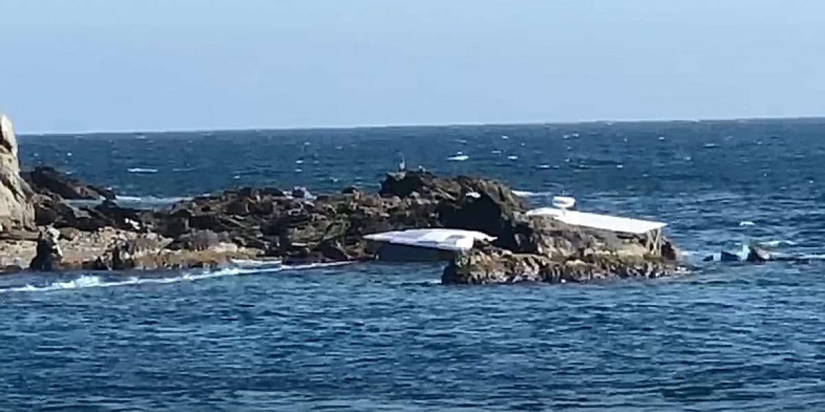 Las imágenes muestran que la embarcación zozobró entre las rocas marinas de la Isla Aguja.