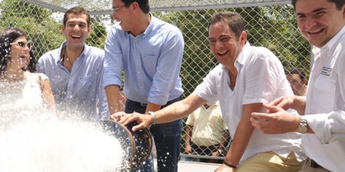 Carlos Caicedo durante una de las inauguraciones de los pozos de agua.