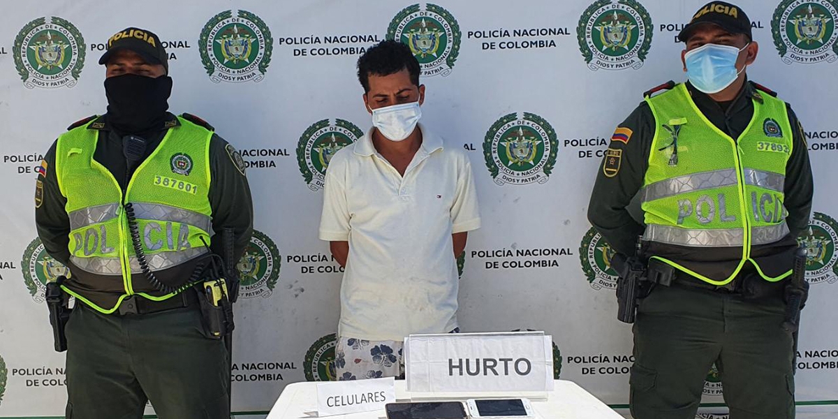 Policía Nacional. Las autoridades le hallaron dos teléfonos celulares, uno propiedad de la denunciante del robo.