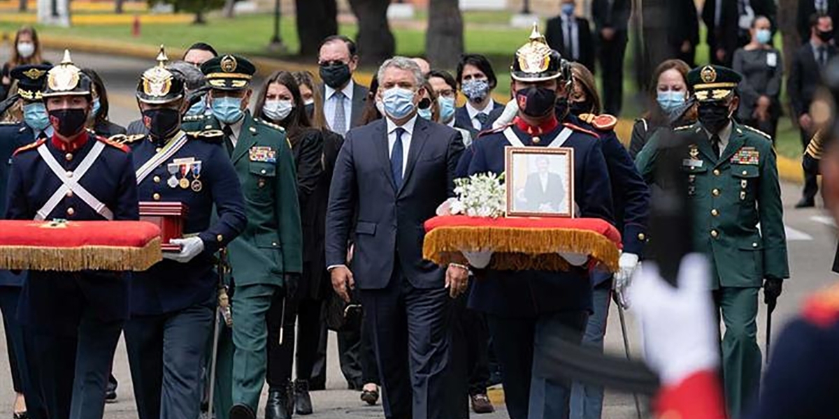 Durante la ceremonia fúnebre, el presidente indicó que Holmes Trujillo fue un patriota, y por eso merece el reconocimiento de todo el país.