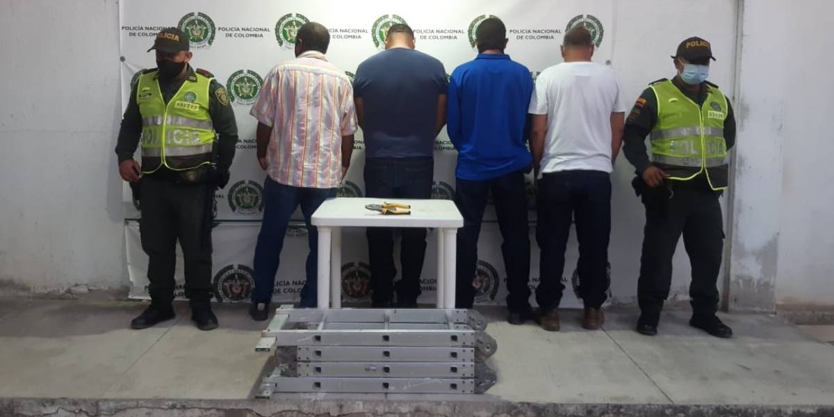Policía Capturados por defraudación de fluidos.