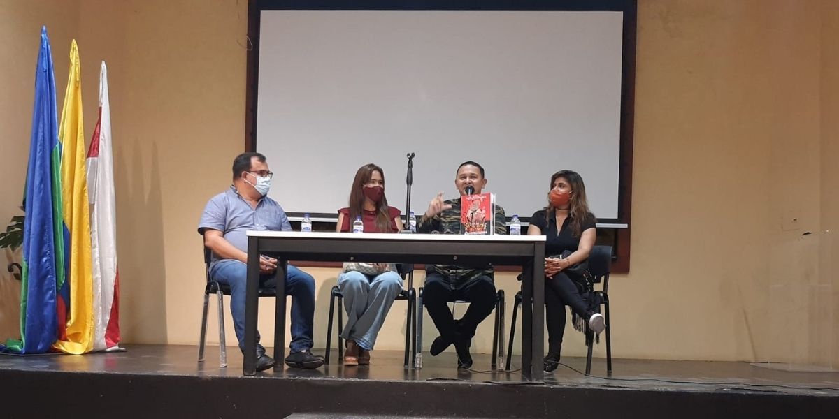 Fausto Pérez en compañía de secretario de Cultura de Soledad y las representes de Santa Bárbara Editores