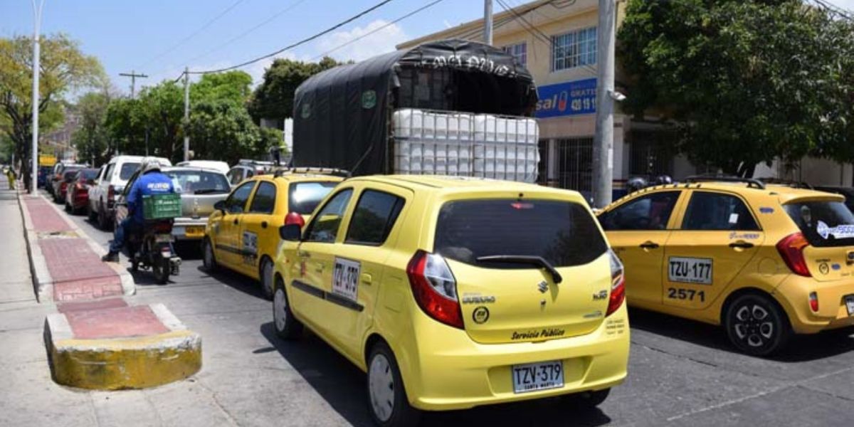 Conductores de taxi y de buses podrán vacunarse en una jornada especial.