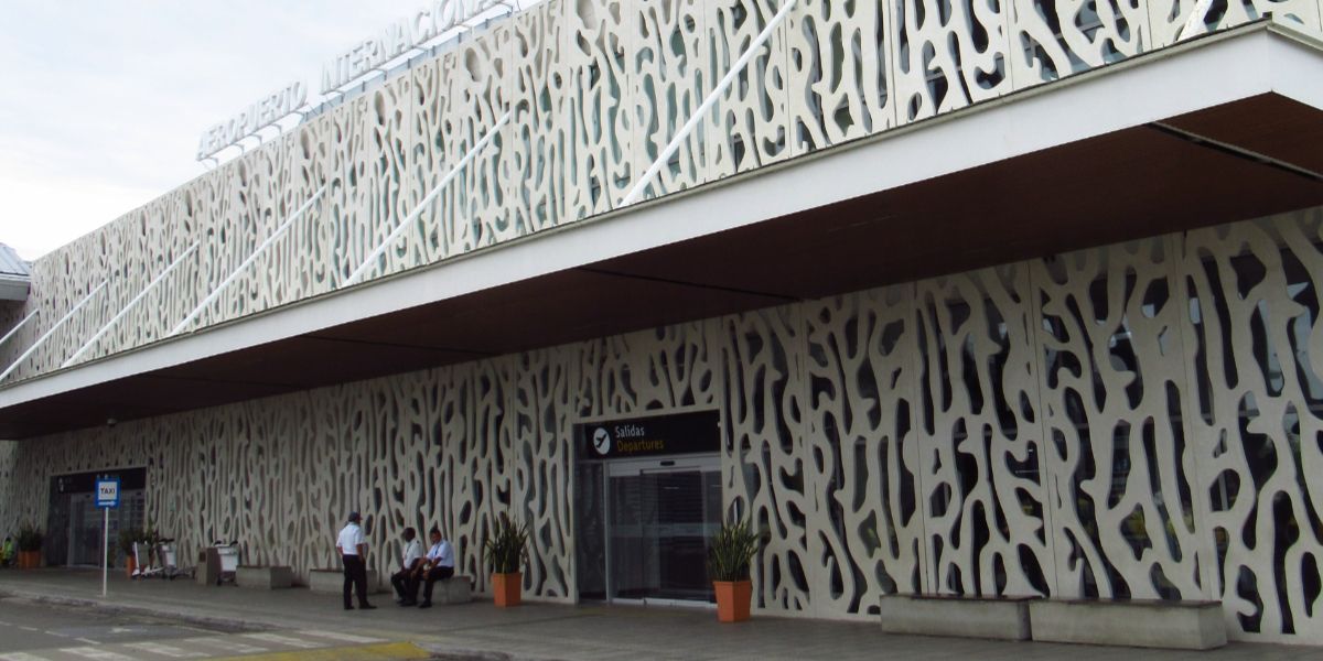 El aeropuerto de Santa Marta fue renovado hace unos años, pero la pista no fue intervenida.