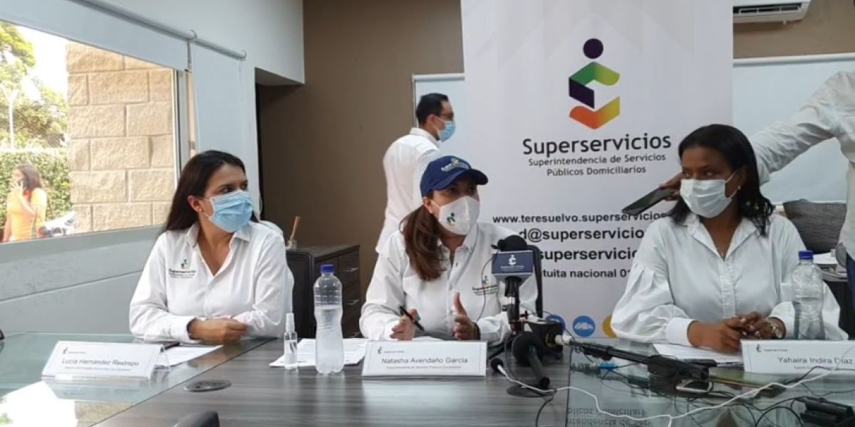 Rueda de prensa de la Superintendente Natasha Avendaño (centro), a la derecha, Yahaira Díaz, nueva agente interventora.