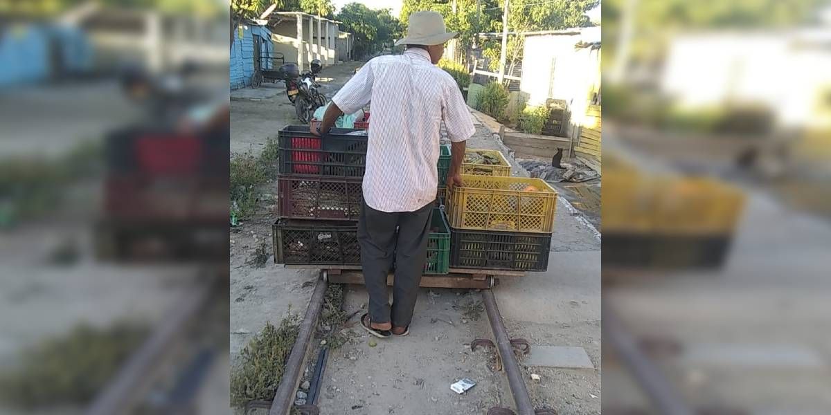 Este hombre fue sorprendido vendiendo frutas y verduras en plena vía férrea.