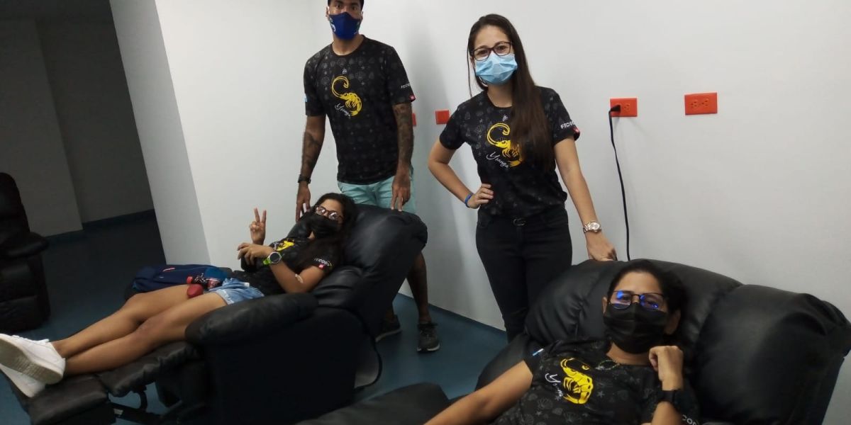 Ysanga Ultimate Club es un equipo de frisbee femenino que suele donar sangre.