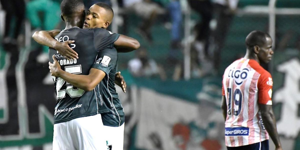 Dimayor Harold Preciado celebrando el primer gol con Andrés Colorado.