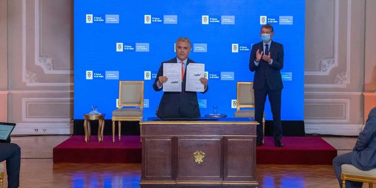 Presidencia Firma del decreto.