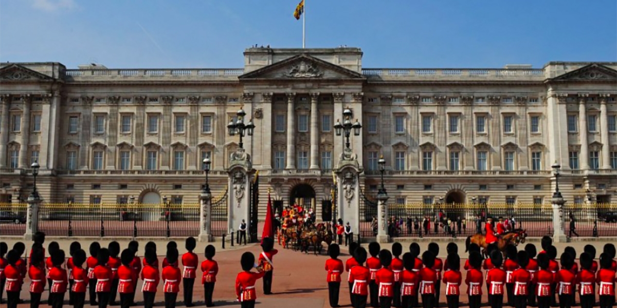 Palacio de Buckingham, la nueva oficina del community manager que contraten. 