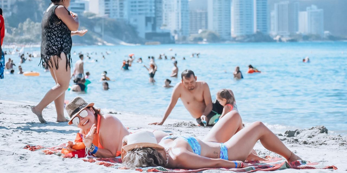 Turistas disfrutando de las playas de El Rodadero.