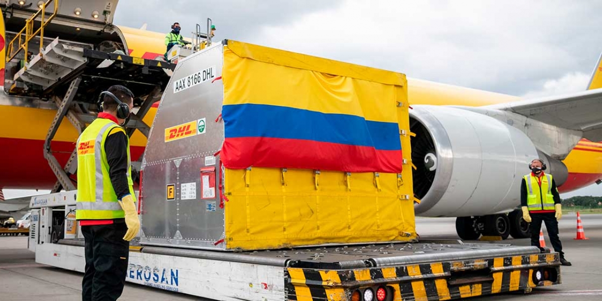 La aeronave aterrizó a las 12:55 de la tarde en Bogotá y se dirigió a las bodegas de la compañía, donde el Mandatario recibió el cargamento.