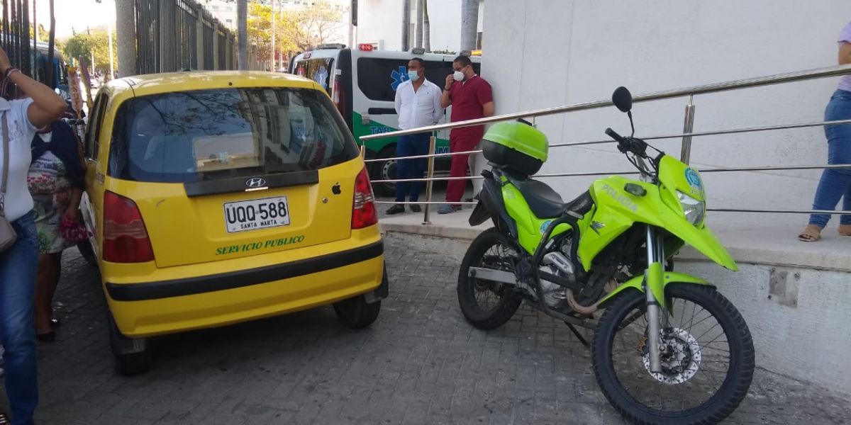 Este fue el taxi baleado en medio del atraco, este lunes, en Santa Marta.