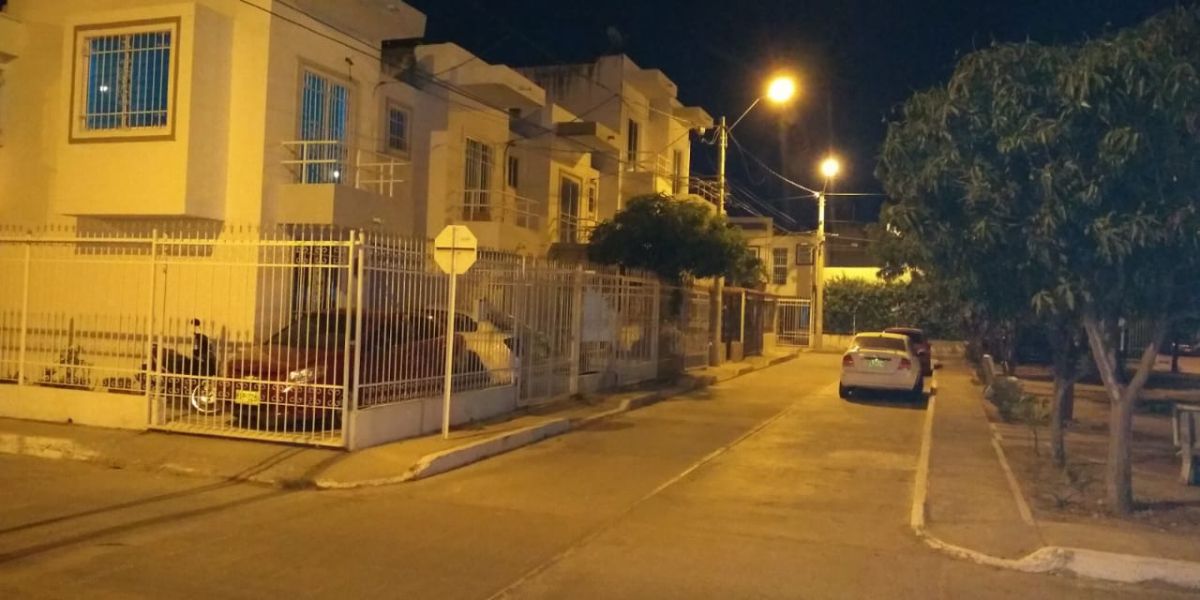 Cortesía Carro estacionado afuera es saqueado.