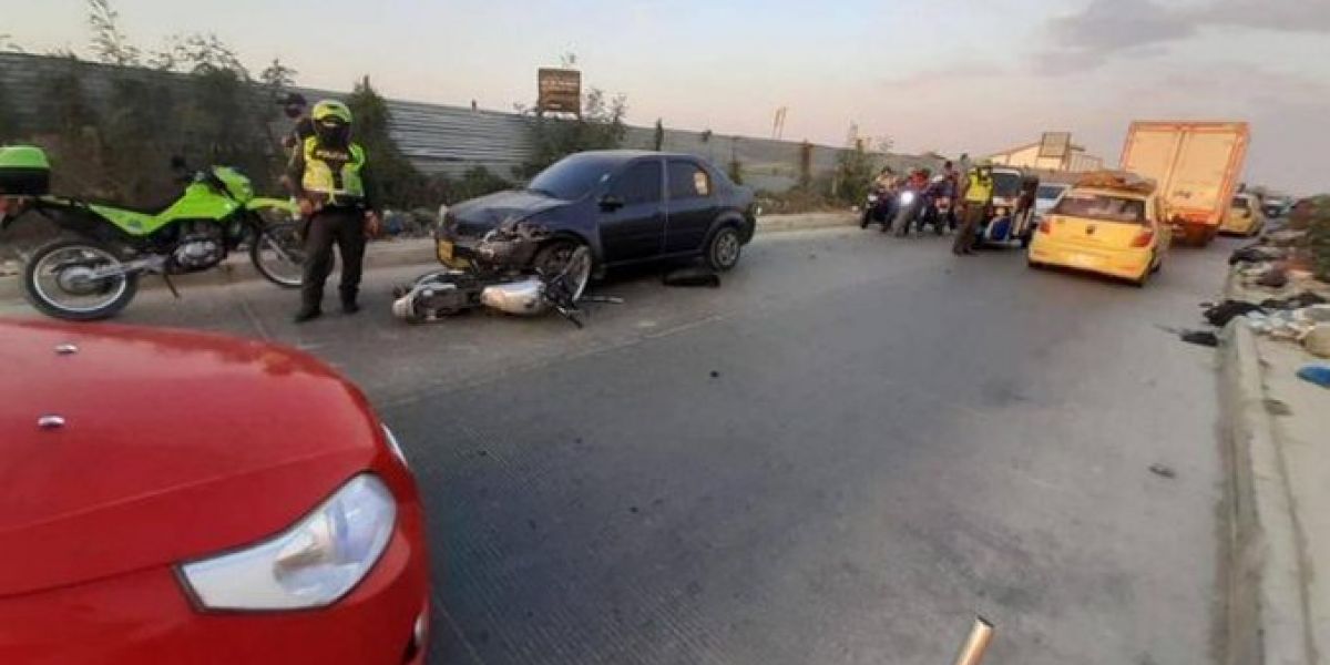 Vehículo arrolla a mototaxista y a joven embarazada.