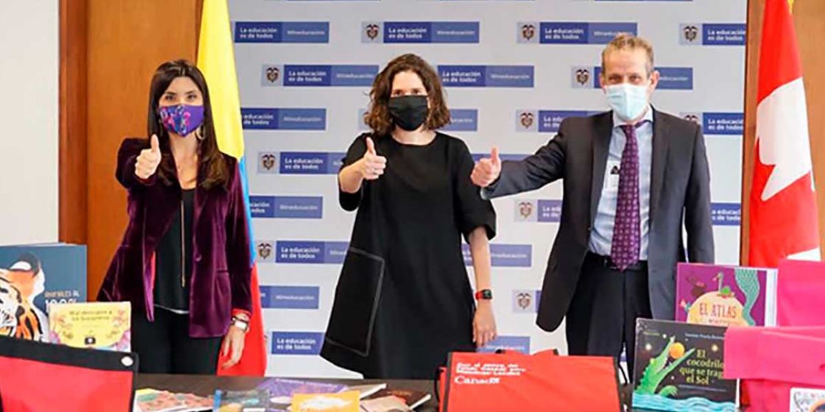 La entrega se dio gracias al apoyo de Fundalectura, la Fundación Empresarios por la Educación y el aporte binacional entre Colombia y Canadá.