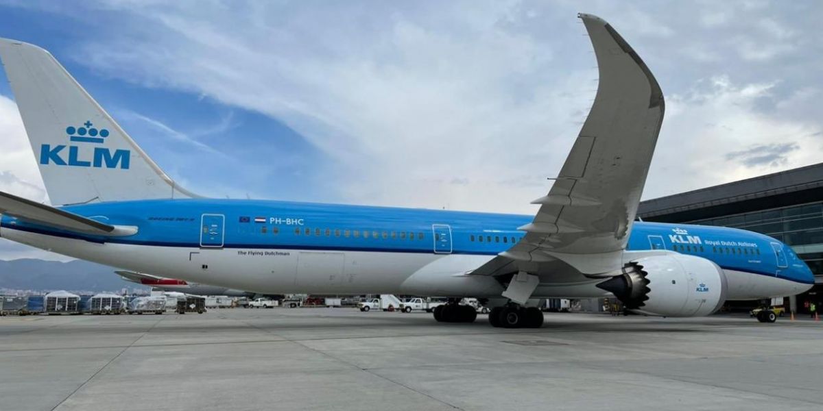 Avión de KLM con vacunas de AstraZeneca y de Sinovac.