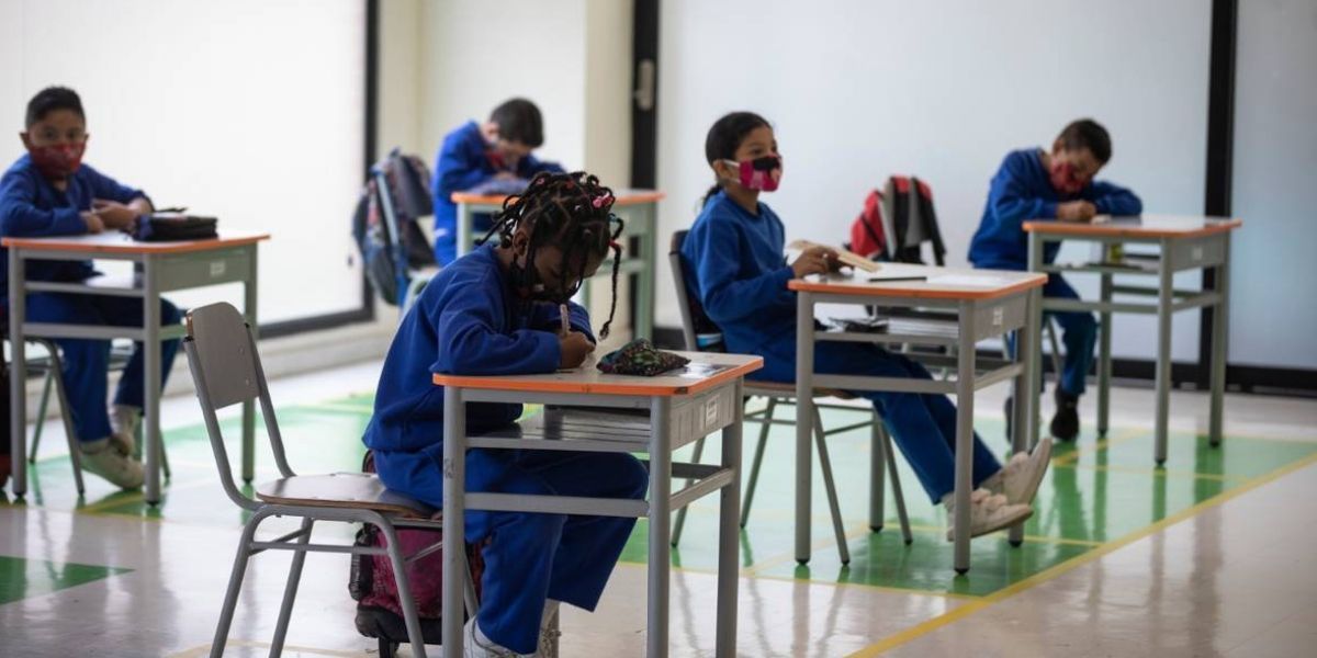 Niños escolarizados en medio de la pandemia.