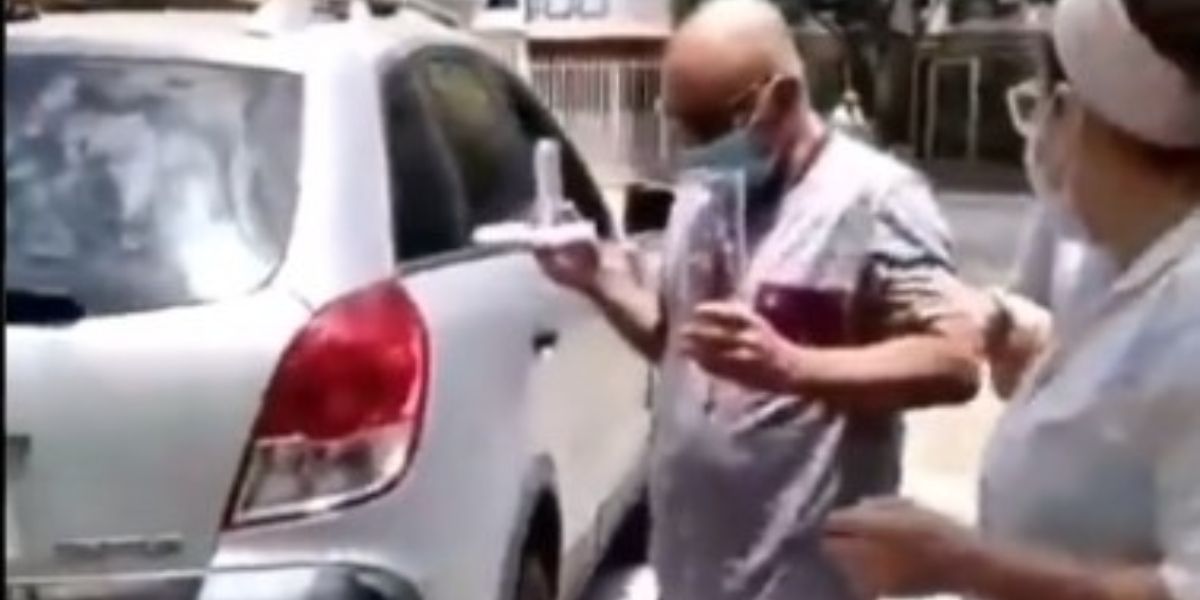 Captura de Video. El párroco Moisés Anaya regresó a casa.