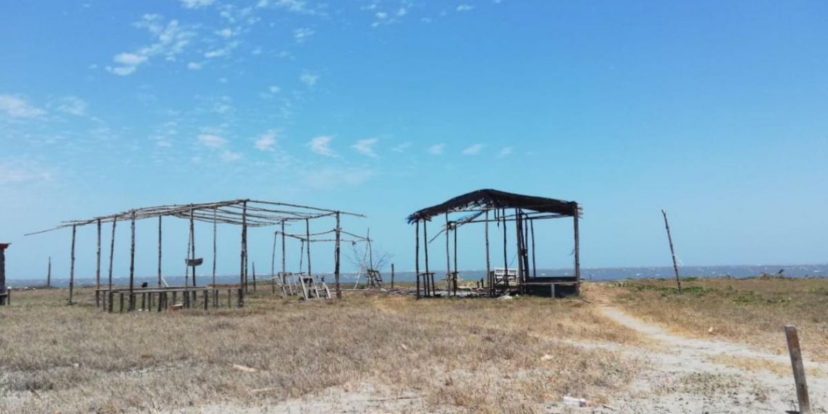 Cabaña en construcción incinerada hoy en Puerto Mocho.