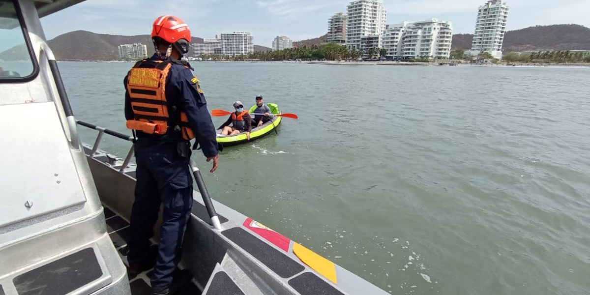 Armada Nacional Guardacostas realizando operativos en las playas de Santa Marta y el Rodadero.
