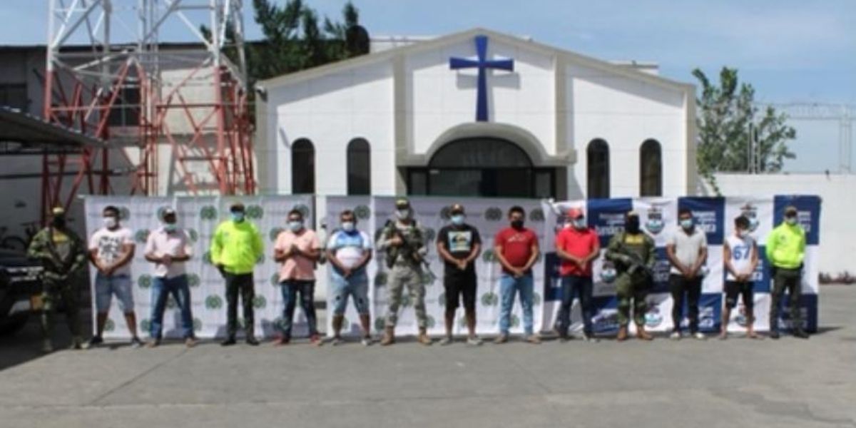 Armada de Colombia y la Policía capturan ocho personas por el delito de microtráfico.