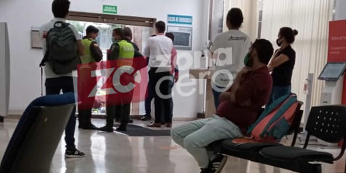 La Policía hace presencia en el banco.