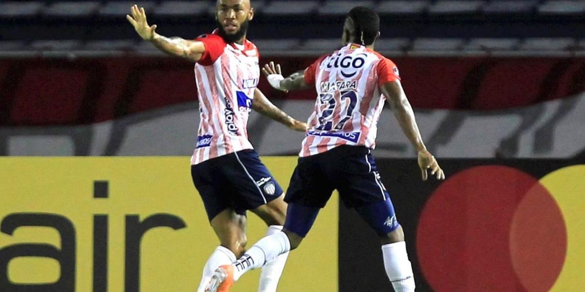 Freddy Hinestroza celebrando su gol con Fabián Viáfara.