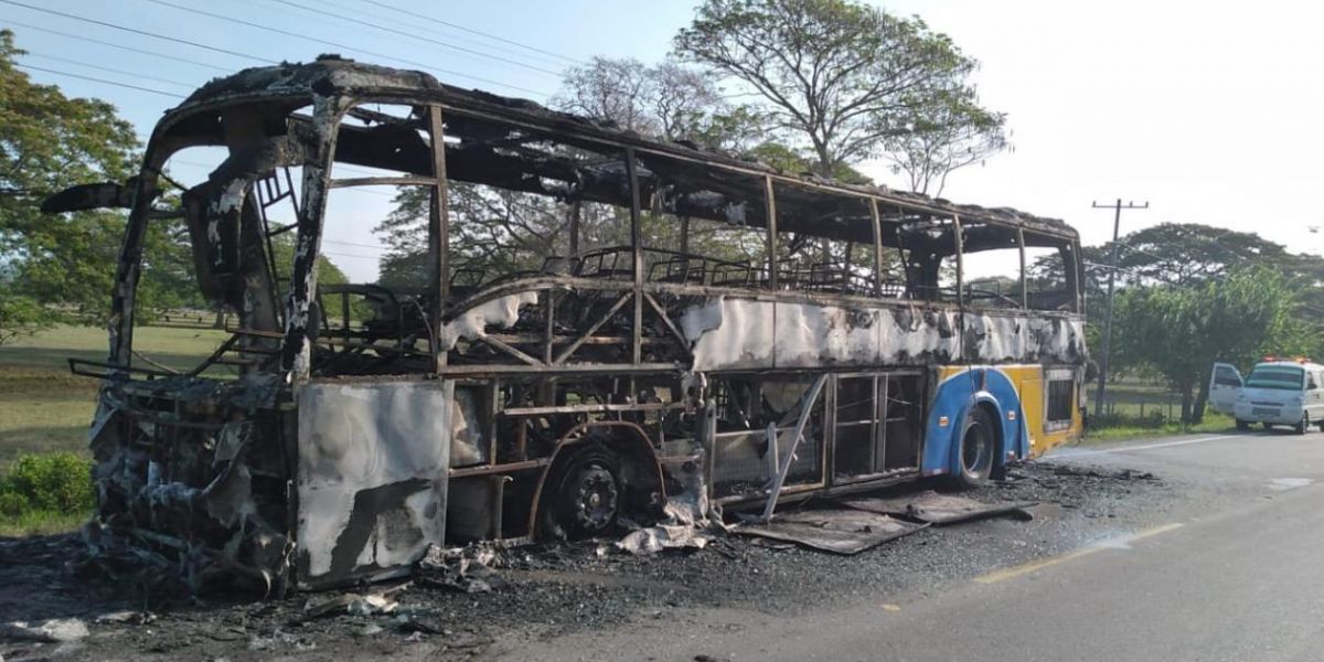 Bus que se incendió, al parecer, por fallas eléctricas.