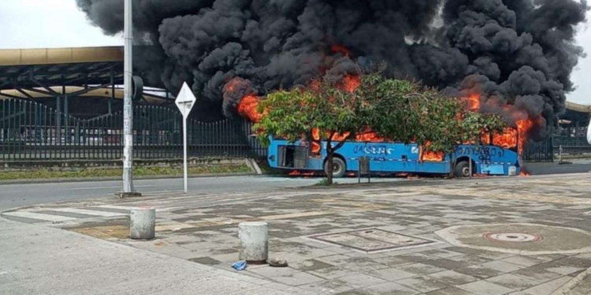 Quemaron siete buses del Mio.