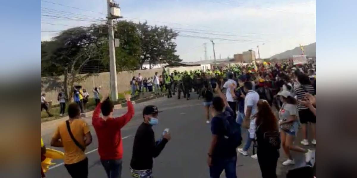 Momento en que manifestantes aplaudieron y se unieron a policías.