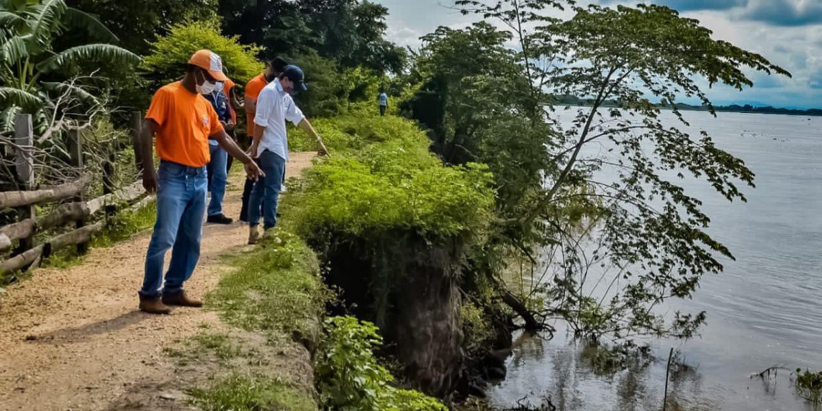 La socavación del río amenaza en El Banco.