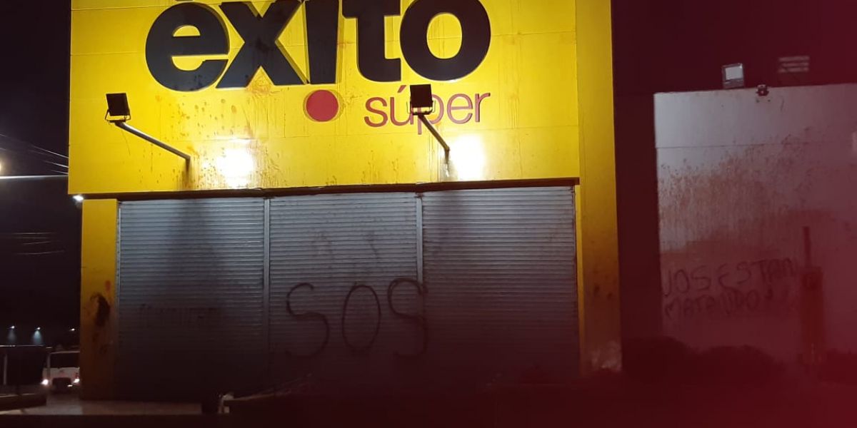 El almacén Éxito de la Avenida del Libertador quedó vandalizado.