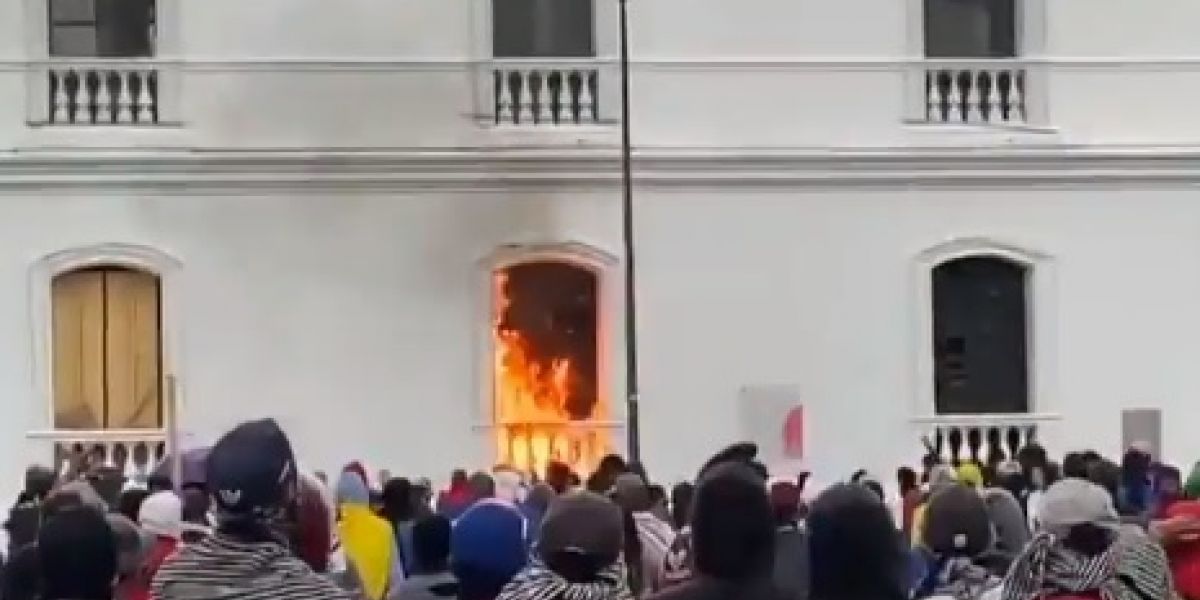 Momento en que prendían en llamas la Alcaldía de Popayán.