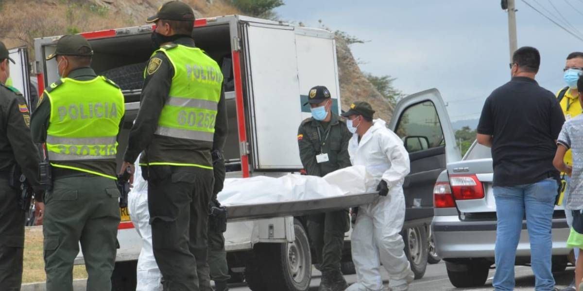 Seguimiento.co Momento en que el cuerpo era trasladado por personal de criminalística.