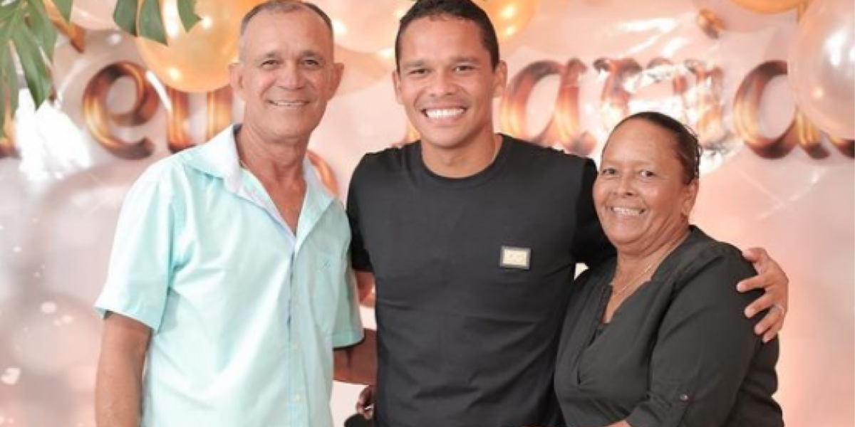 Instagram Carlos Bacca junto a sus padres.