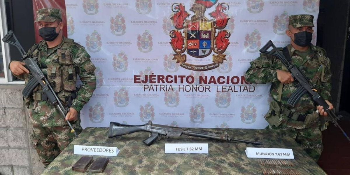 Ejército Nacional Armamento encontrado por el Ejército.