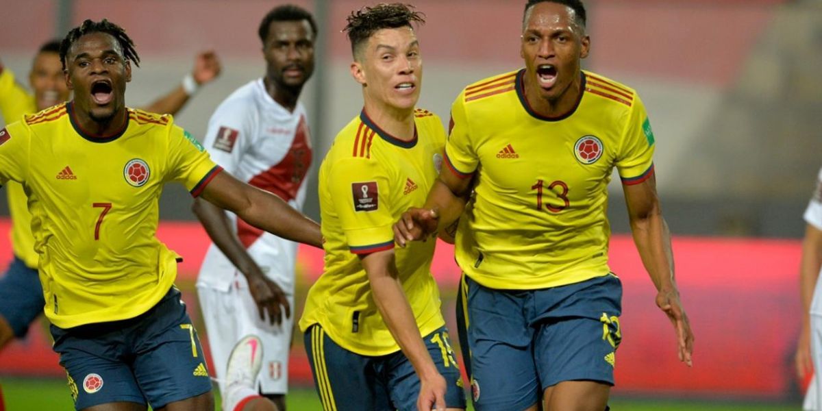 FCF Yerri Mina celebrando el gol en el estadio Nacional de Lima.