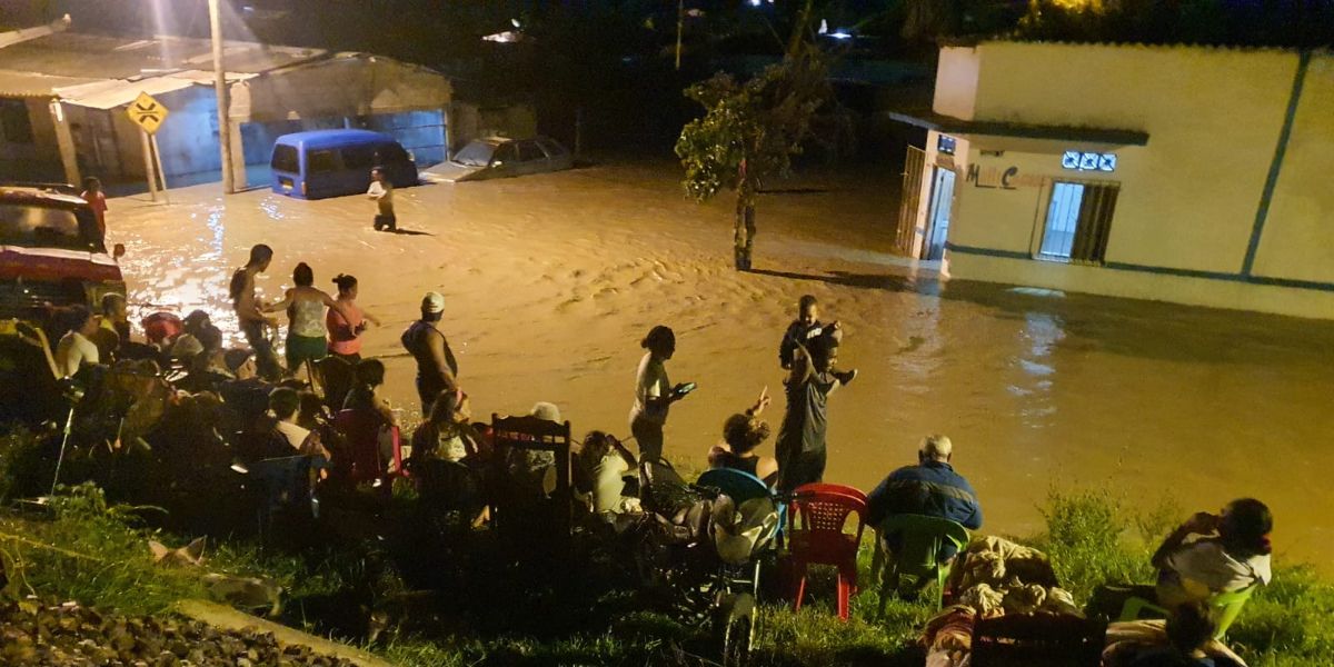 La población tuvo que pasar la noche en la línea férrea porque las aguas alcanzaban la altura de la cintura.