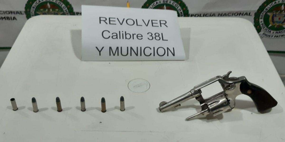 Policía del Magdalena Revólver marca Smith & Wesson calibre 38 con seis cartuchos.