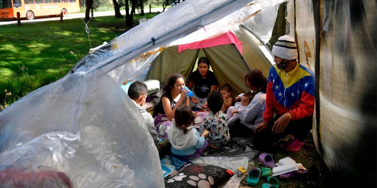 Venezolanos migrantes podrían vacunarse en Colombia.