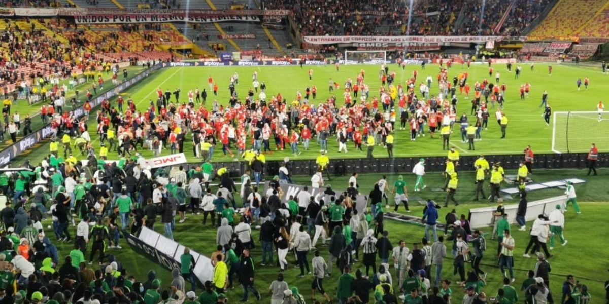 Los hinchas se metieron a la cancha en el estreno de las tribunas.