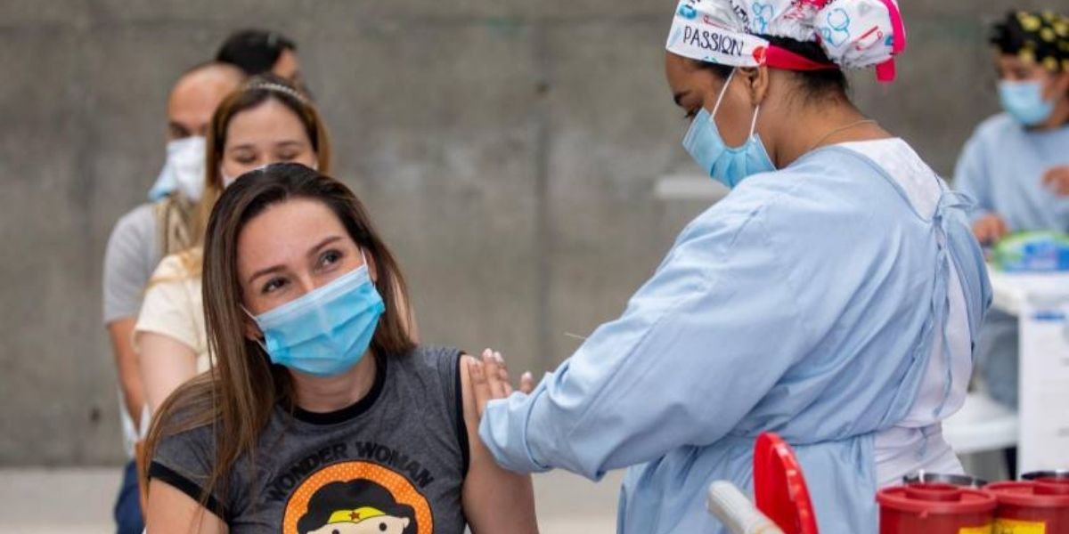 Vacunación de jóvenes en Colombia.