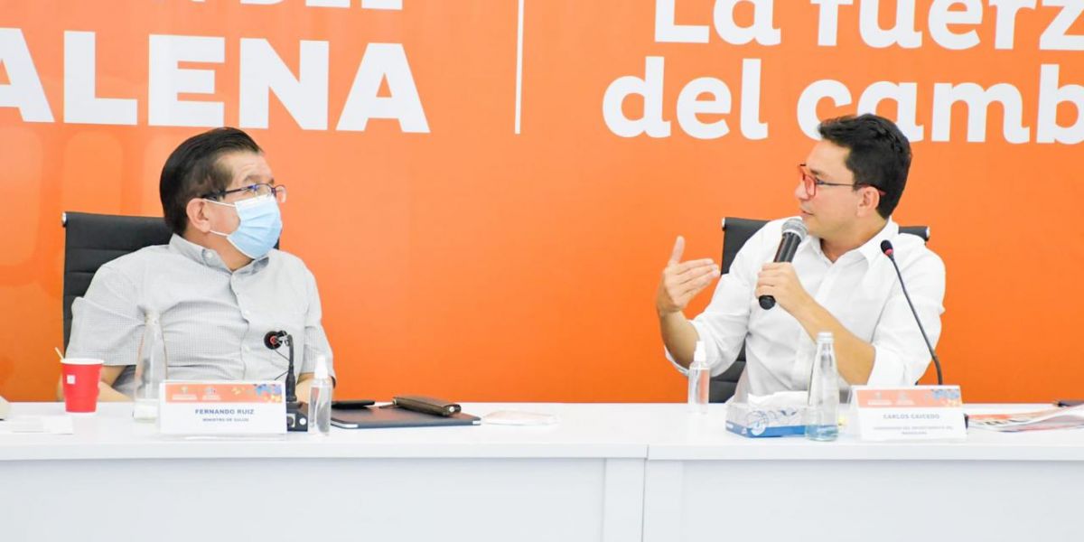 Fernando Ruiz (izq) y Carlos Caicedo hablan durante el encuentro de este viernes.