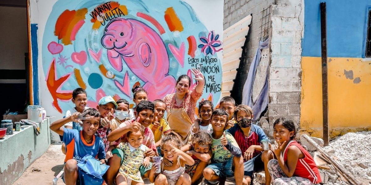 El colorido mural que rinde homenaje a la manatí fue pintado por Valery Artt