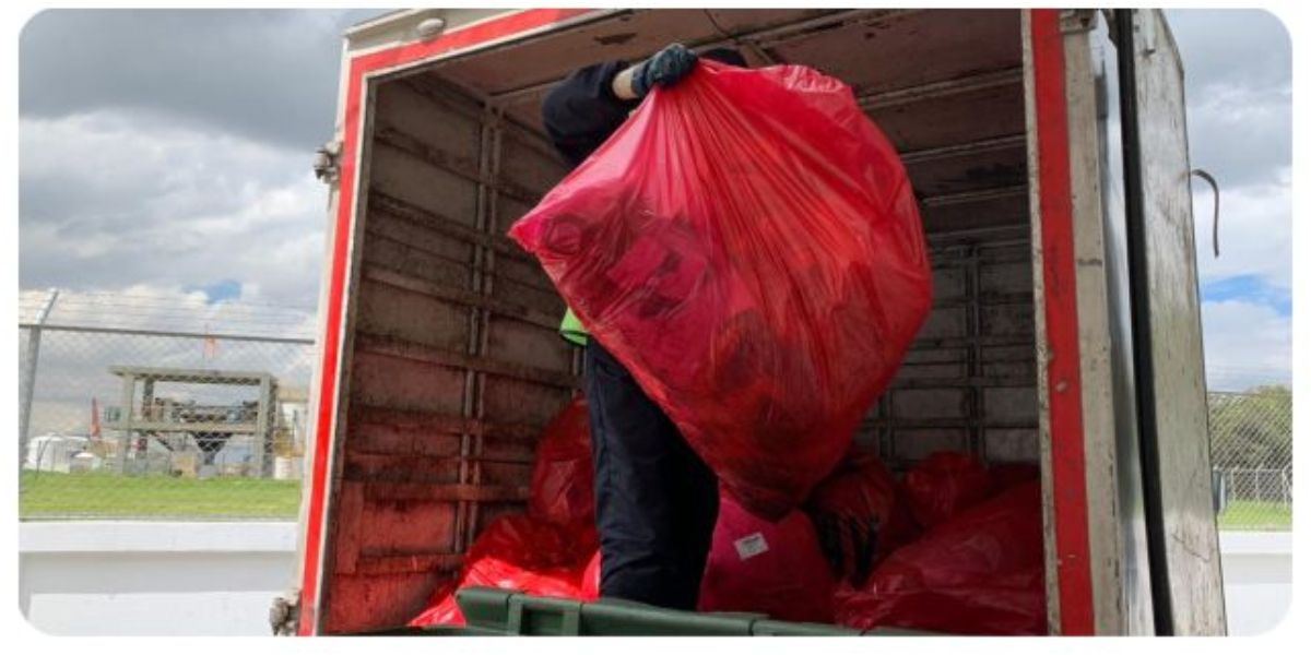 La separación de todos los residuos provenientes de vuelos internacionales se realiza mediante bolsa roja y tiene como destino la incineración y enterramiento de cenizas.