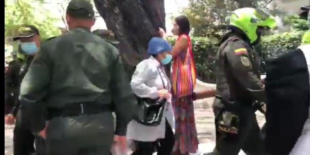 Cortesía Momentos en que Olmis Cotes ingresa al centro de atención de salud mental.