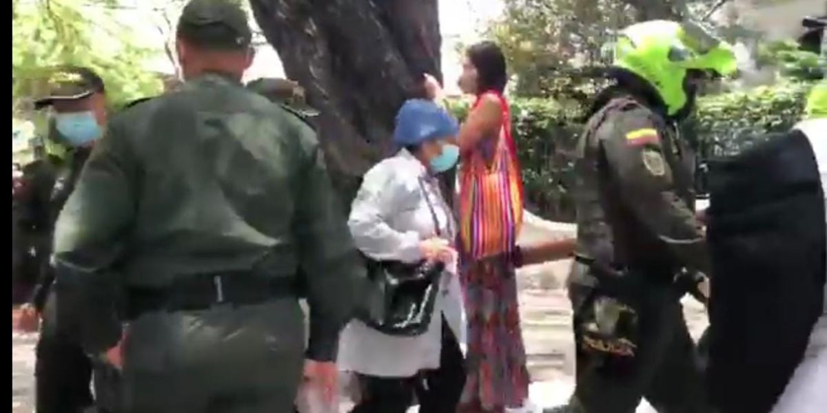 Momentos en que Olmis Cotes ingresa al centro de atención de salud mental.