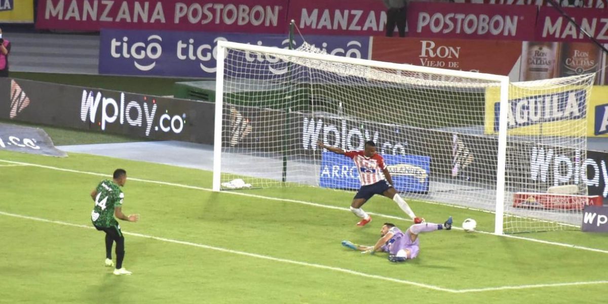 Cristian Mercado. Remate de Jonatan Alvez para el segundo gol 'verdolaga'.